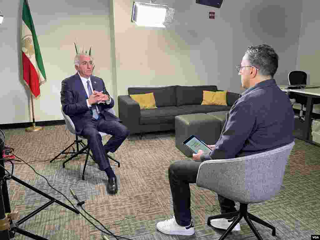 پشت صحنه مصاحبه اختصاصی صدای آمریکا با شاهزاده رضا پهلوی (دوشنبه ۴ مهر ۱۴۰۱)&nbsp;