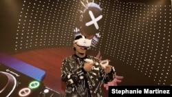 DJ Dejota mezclando musica en el metaverso a los asistentes del evento inmersivo Hola Metaverso Bogotá. 