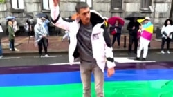 Protivnici Prajda među pristalicama ispred Ustavnog suda