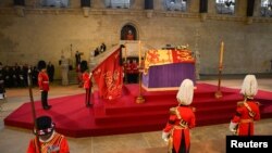 El ataúd que lleva a la reina Isabel II descansa en Westminster Hall el 14 de septiembre de 2022 en Londres, Inglaterra. David Ramos/Piscina vía REUTERS