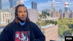 El cantante Yotuel Romero durante la entrevista con Voz de América en el barrio de Chelsea de Manhattan, Nueva York. [Foto: Antoni Belchi / VOA]