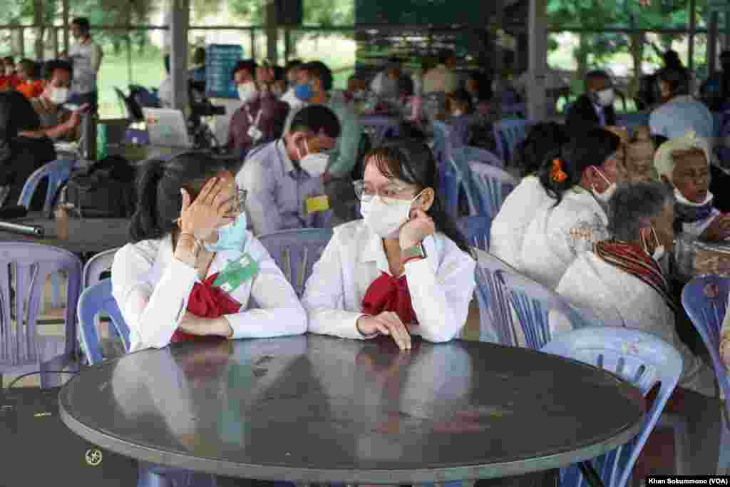 សិស្សនិស្សិត និងអ្នកស្រាវជ្រាវ​ចូលរួម​តាមដាន​សាវនា​ការ​ប្រឆាំង​នឹង​លោក ខៀវ សំផន នៅ នៅ​រាជធានី​ភ្នំពេញ នៅ​ថ្ងៃទី​២២ ខែ​កញ្ញា​ ឆ្នាំ២០២២​ ។ (ខាន់ សុគុំមនោ/វីអូអេ)