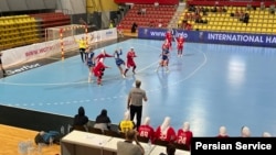 هندبال دختران ایران در مصاف با بلندقامتان ایسلندی - تصویر اختصاصی صدای آمریکا 