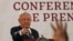 ARCHIVO - El presidente de México, Andrés Manuel López Obrador, llama a un periodista durante su conferencia de prensa diaria en el Palacio Nacional, en la Ciudad de México, el 22 de junio de 2022.