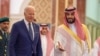 Putra Mahkota Saudi Mohammed bin Salman menerima Presiden AS Joe Biden di Istana Al Salman setibanya di Jeddah, Arab Saudi, 15 Juli 2022. (Foto: via Reuters)
