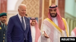 Putra Mahkota Saudi Mohammed bin Salman menerima Presiden AS Joe Biden di Istana Al Salman setibanya di Jeddah, Arab Saudi, 15 Juli 2022. (Foto: via Reuters)