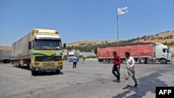 ARHIVA - Konvoj sa humanitarnom pomoći prelazi u Siriju iz Turske preko graničnog prelaza Bab al-Hava, 8. jula 2022.