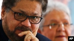 En esta foto de archivo del 8 de marzo de 2018, Luciano Marín, también conocido como Iván Márquez, hace una pausa durante el anuncio del retiro del excomandante guerrillero Rodrigo Londoño de la carrera por presidente en Bogotá, Colombia