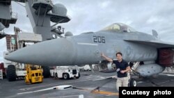 台湾TVBS新闻部军事记者在“环太军演”采访间隙。（照片顾上钧本人提供）