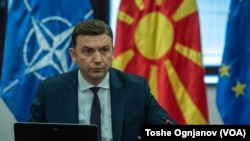 Шефот на дипломатијата,пак, смета дека принципиелно треба да им се забрани влез на сите лица кои покажуваат непочитување кон државата и нејзините граѓани. 