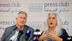 Marc y Debra Tice, los padres de AustinTice, hablan durante una conferencia de prensa en el Club de Prensa, en Beirut, Líbano, en 2018.