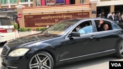 លោក កឹម សុខា​ ប្រធាន​អតីត​គណបក្ស​សង្គ្រោះជាតិ​លើក​ដៃ​ទៅកាន់​ក្រុម​អ្នកគាំទ្រ​ ទីក្រុង​ភ្នំពេញ​ ថ្ងៃទី​ ២៧​ ខែកក្កដា ឆ្នាំ​ ២០២២។ (ហ៊ុល រស្មី/វីអូអេ)