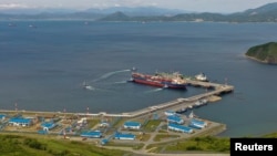 鸟瞰图显示停泊在俄罗斯港口城市纳霍德卡附近码头的油轮。（2022年6月13日）