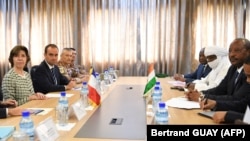 La ministre française des Affaires étrangères Catherine Colonna (à gauche) et le ministre français des Armées Sébastien Lecornu (2ème à gauche) participent à une réunion avec leurs homologues nigériens à Niamey, le 15 juillet 2022. 