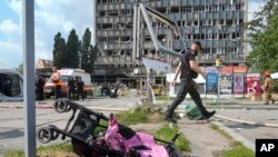 乌克兰文尼察市遭到俄罗斯导弹攻击后的儿童推车（2022年7月14日）