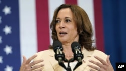 La vicepresidenta Kamala Harris habla en la Universidad Internacional de Florida el lunes 1 de agosto de 2022 en Miami. Harris asiste a eventos de resiliencia climática en Miami. (Foto AP/Lynne Sladky)