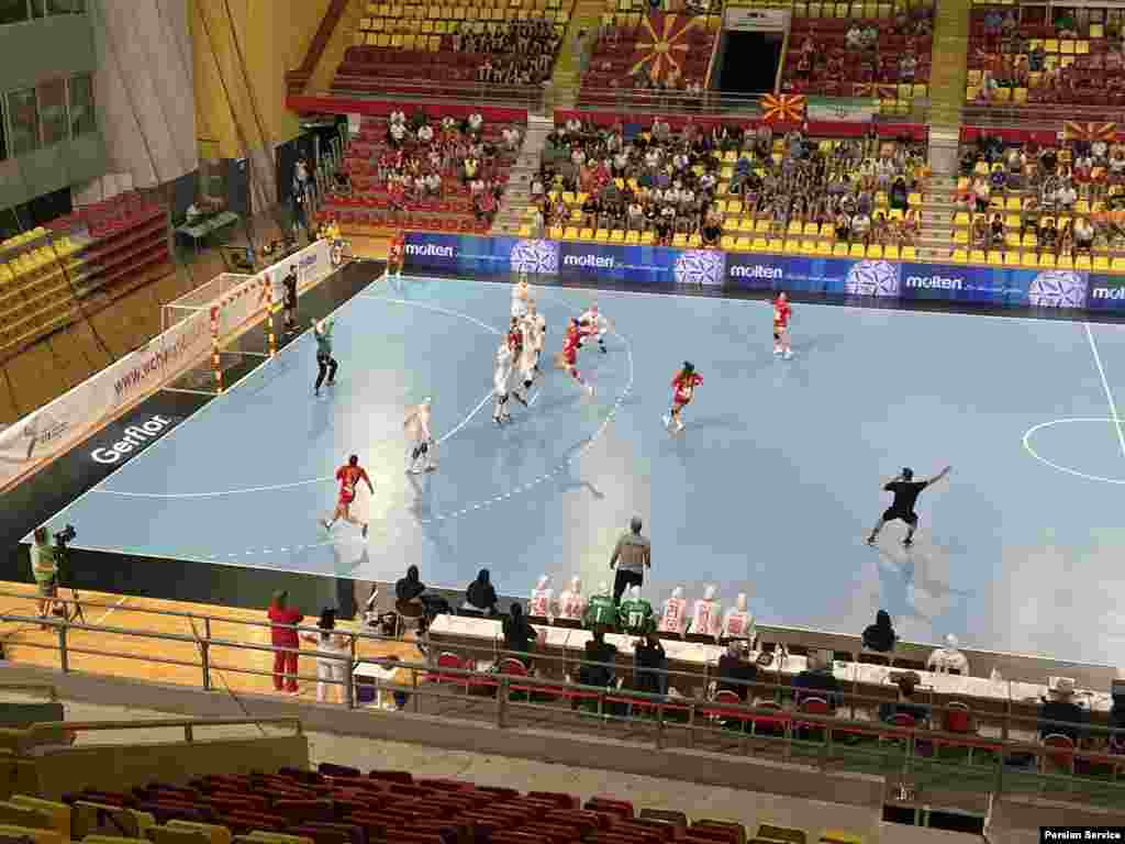 نیمه نخست دیدار دختران ایران مقابل میزبان رقابت&zwnj;های قهرمانی نوجوانان دختر جهان با نتیجه ۱۱ بر ۸ به سود مقدونیه شمالی به پایان&nbsp;