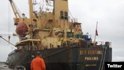 MV Sky Fortune dan salah seorang awak kapalnya. (Twitter @maimeichil)
