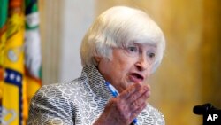 Додека невини луѓе страдаат од илегалната агресивна војна на Русија, сојузниците на Путин се збогатија и финансираа раскошен начин на живот“, рече секретарката за финансии Џенет Јелен 