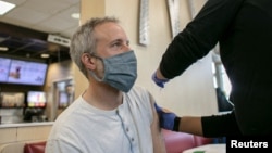 Autoridades sanitarias recomiendan mantenerse al día con sus vacunas contra el COVID-19 porque brinda la mejor protección contra resultados graves. [Foto: AP]