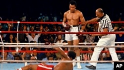 মোহাম্মদ আলীর ঘুষিতে ধরাশায়ী জর্জ ফোরম্যান। ৩০ অক্টোবর, ১৯৭৪। কিনশাসা।