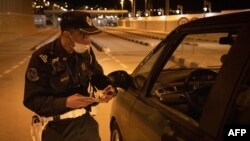 Quentin Müller de la revue française Marianne et la photographe indépendante Thérèse Di Campo sont restés plusieurs heures dans les locaux de la police judiciaire avant d'être expulsés.