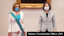 Ketua DPR AS Nancy Pelosi, kiri, dan Presiden Taiwan Tsai Ing-wen berdiri selama pertemuan di Taipei, Taiwan, Rabu, 3 Agustus 2022. (Foto: via AP)