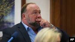 Alex Jones berusaha untuk menjawab pertanyaan dari pengacara penggugat dalam sidang kasus penuntutan ganti rugi yang membelitnya di Pengadilan Travis County, Austin, pada 3 Agustus 2022. (Foto: Austin American-Statesman via AP, Pool/Briana Sanchez)