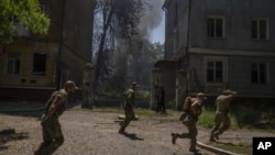 ARHIVA - Ukrajinski vojnici u Kramatorsku, u Donjecku (Foto: AP/Nariman El-Mofty)
