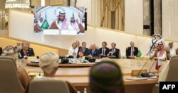 Putra Mahkota Saudi Mohammed Bin Salman yang menjadi Ketua KTT berbicara di Jeddah, Sabtu (16/7).