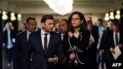 Министерот за надворешни работи Бујар Османи и бугарската министерка за надворешни работи Теодора Генчовска пред нивната средба во Софија на 17 јули 2022 година (Фото: АФП)