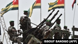ARCHIVES - L'armée togolaise participe aux célébrations du 55e anniversaire de l'indépendance du Togo, le 27 avril 2015, devant le palais présidentiel à Lomé. 