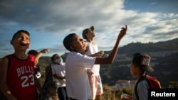 ARCHIVO - Niños vuelan cometas en Caracas, Venezuela, el 17 de febrero de 2021. REUTERS/Leonardo Fernández Viloria.