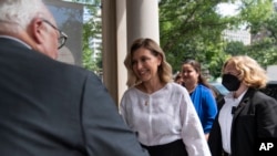 Olena Zelenska, esposa del presidente ucraniano Volodymyr Zelenskyy, es recibida por el Dr. Edwin Feulner, presidente de la Fundación Conmemorativa de las Víctimas del Comunismo, en Washington, el martes 19 de julio de 2022. (AP Photo/Carolyn Kaster)