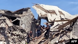 Tim penyelamat memindahkan puing-puing setelah serangan militer di Bakhmut, wilayah Donetsk, di tengah invasi militer Rusia yang diluncurkan ke Ukraina, dalam gambar ini dirilis oleh Layanan Darurat Ukraina pada 2 Agustus 2022. (Foto: AFP)