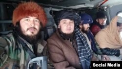 از چپ به راست، فرد دوم مولوی مهدی مجاهد، فرمانده قوم هزاره در گروه طالبان است که از عملکرد طالبان ابراز نارضایتی کرده است