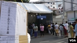 រូបឯកសារ៖ ពលរដ្ឋតម្រង់ជួរចូលបោះឆ្នោត នៅក្នុងការបោះឆ្នោតជ្រើសរើសក្រុមប្រឹក្សាឃុំសង្កាត់អាណត្តិទី ៥ ក្នុងសង្កាត់បឹងព្រលិត ខណ្ឌ៧មករា រាជធានីភ្នំពេញ កាលពីថ្ងៃទី ៥ ខែមិថុនា ឆ្នាំ ២០២២។ (ស៊ុន ណារិន/វីអូអេ)