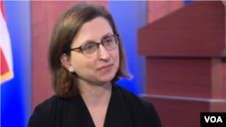 Мислиме дека е неверојатно важно да се продолжи со дипломатските разговори за да се реши ова прашање, рече за Гласот на Америка заменик-помошничката на секретарот за одбрана на САД