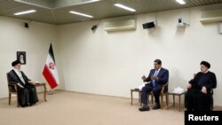 دیدار نیکلاس مادورو و علی خامنه‌ای با حضور ابراهیم رئیسی. تهران، شنبه ١١ ژوئن ٢٠٢٢