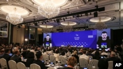 第19届国际战略研究所（International Institute for Strategic Studies）香格里拉对话6月10日至12日在新加坡香格里拉酒店举行。图为乌克兰总统作为特邀嘉宾在11日的讨论会上通过视频发言。-美联社照片