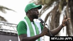 L'opposant Ousmane Sonko, maire de Ziguinchor, prend la parole lors d'un rassemblement de l'opposition sénégalaise à la place de l'Obélisque à Dakar, le 8 juin 2022.
