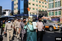 រូបឯកសារ៖ កញ្ញា សេង ធារី មេធាវីខ្មែរ-អាមេរិកាំង តែងខ្លួនជាស្រ្តីនៃសេរីភាព ឈរថ្លែងនៅខាងមុខសាលាដំបូងរាជធានីភ្នំពេញ មុនពេលត្រូវបានចាប់ខ្លួន នៅថ្ងៃទី១៤ ខែមិថុនា ឆ្នាំ២០២២។ (កាន់ វិច្ឆិកា/វីអូអេ)