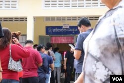 រូប​ឯកសារ៖ ទិដ្ឋ​ភាព​ទូទៅ​ថ្ងៃបោះឆ្នោតជ្រើសរើស​ក្រុមឃុំសង្កាត់ឃុំសង្កាត់នៅ​ការិយាល័យ​បោះ​ឆ្នោត​អូរ​តាគាំ១​ក្នុង​ក្រុង​បាត់​ដំបង នៅ​ថ្ងៃទី០៥ ខែមិថុនា ឆ្នាំ២០២២។ (លាស់ លីបលីប​/​វីអូអេ)