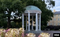 "Old well" simbol paling terkenal dari UNC Chapel Hill. (Foto: VOA)