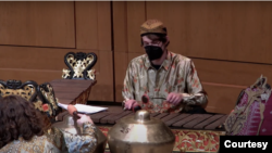 Mahasiswa AS, William C. Burham, bermain gamelan di Auditorium Moeser UNC Chapel Hill pada April 2022. (Foto: Courtesy)