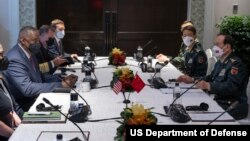 រដ្ឋមន្ត្រី​ការពារ​ជាតិ​អាមេរិក​ លោក Lloyd Austin ប្រជុំ​ជាមួយ​រដ្ឋមន្ត្រី​ការពារ​ជាតិ​ចិន​ លោក Wei Fenghe ​នៅ​​សន្និសីទ​កំពូល​សន្តិសុខ Shangri-La Dialogue នៅ​​ប្រទេស​សិង្ហបុរី​ កាល​ពី​ថ្ងៃ​សុក្រ ទី​១០ ខែ​មិថុនា ឆ្នាំ​២០២២។