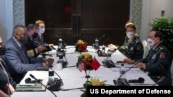 Menteri Pertahanan Lloyd Austin melakukan pembicaraan dengan Menteri Pertahanan China Wei Fenghe di sela-sela acara "Shangri-La Dialogue" di Singapura, 10 Juni 2022 lalu (foto: dok).