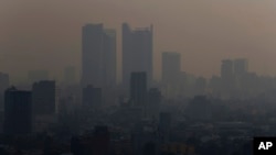Esta fotografía del lunes 13 de mayo de 2019 muestra una nube de humo y contaminación sobre la Ciudad de México.