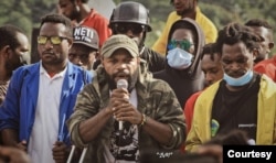 Jefri Wenda (memegang mikropon) juru bicara Petisi Rakyat Papua (PRP), salah satu elemen masyarakat Papua yang menolak pemekaran. (Foto: Jefri Wenda)