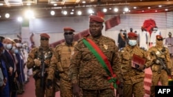 Le lieutenant-colonel Paul-Henri Sandaogo Damiba arrive à sa cérémonie d'investiture en tant que président de la transition, à Ouagadougou, le 2 mars 2022. (AFP/OLYMPIE DE MAISMONT)